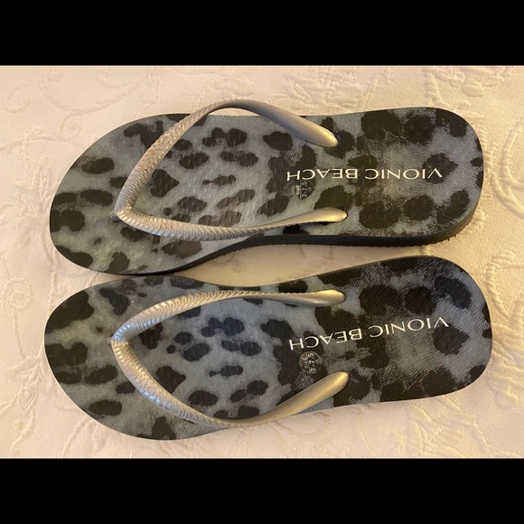 Vionic Shoes - Vionic Beach Flip Flops size 7 - 7.5